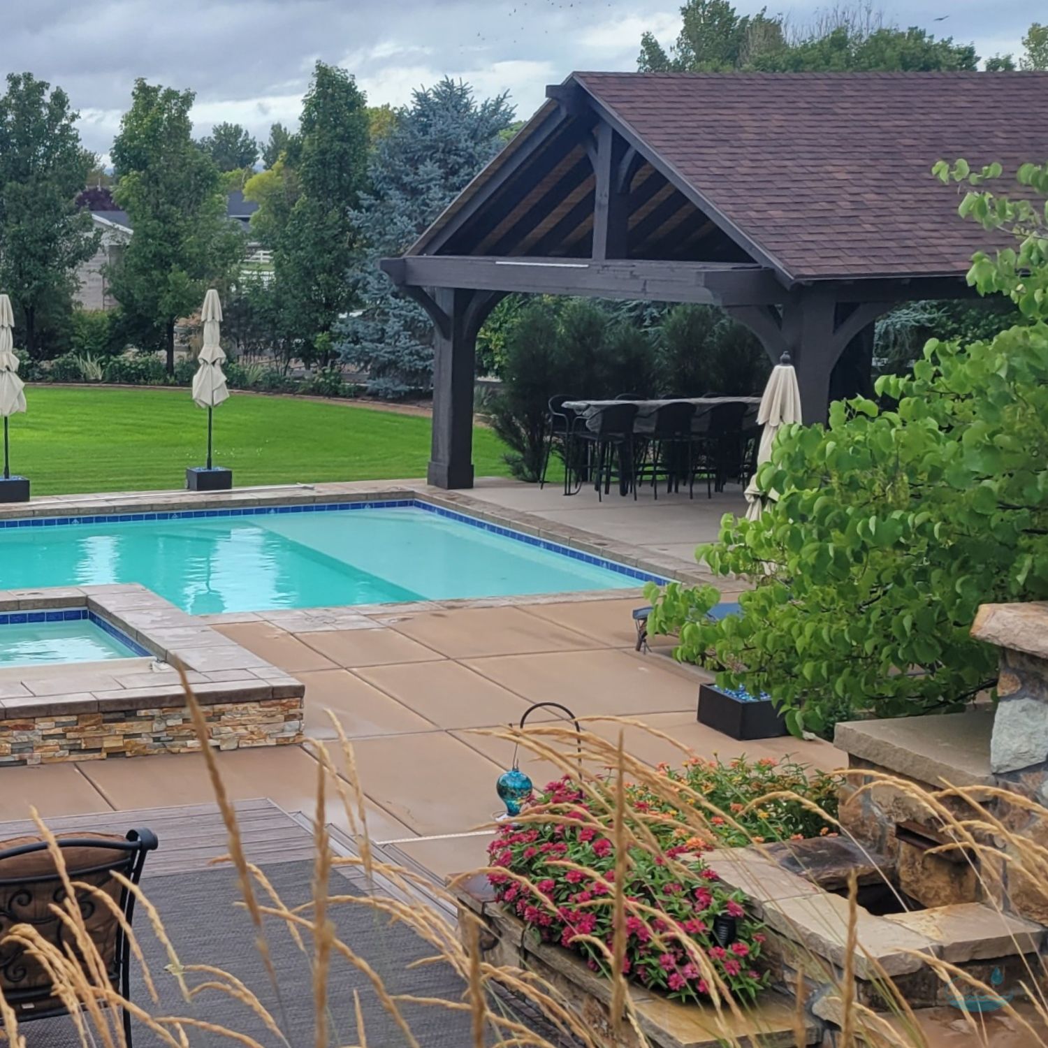 Outdoor Living Structures for Comfort and Entertaining Around the Pool